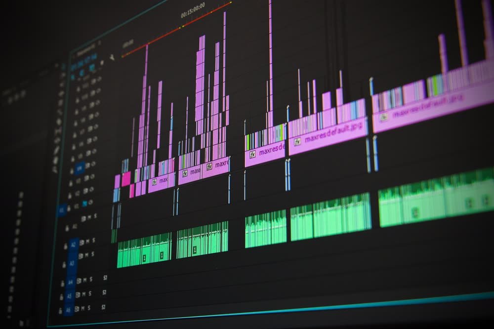 Linha do tempo de um programa de edição de vídeo na tela do computador, representando a pós-produção