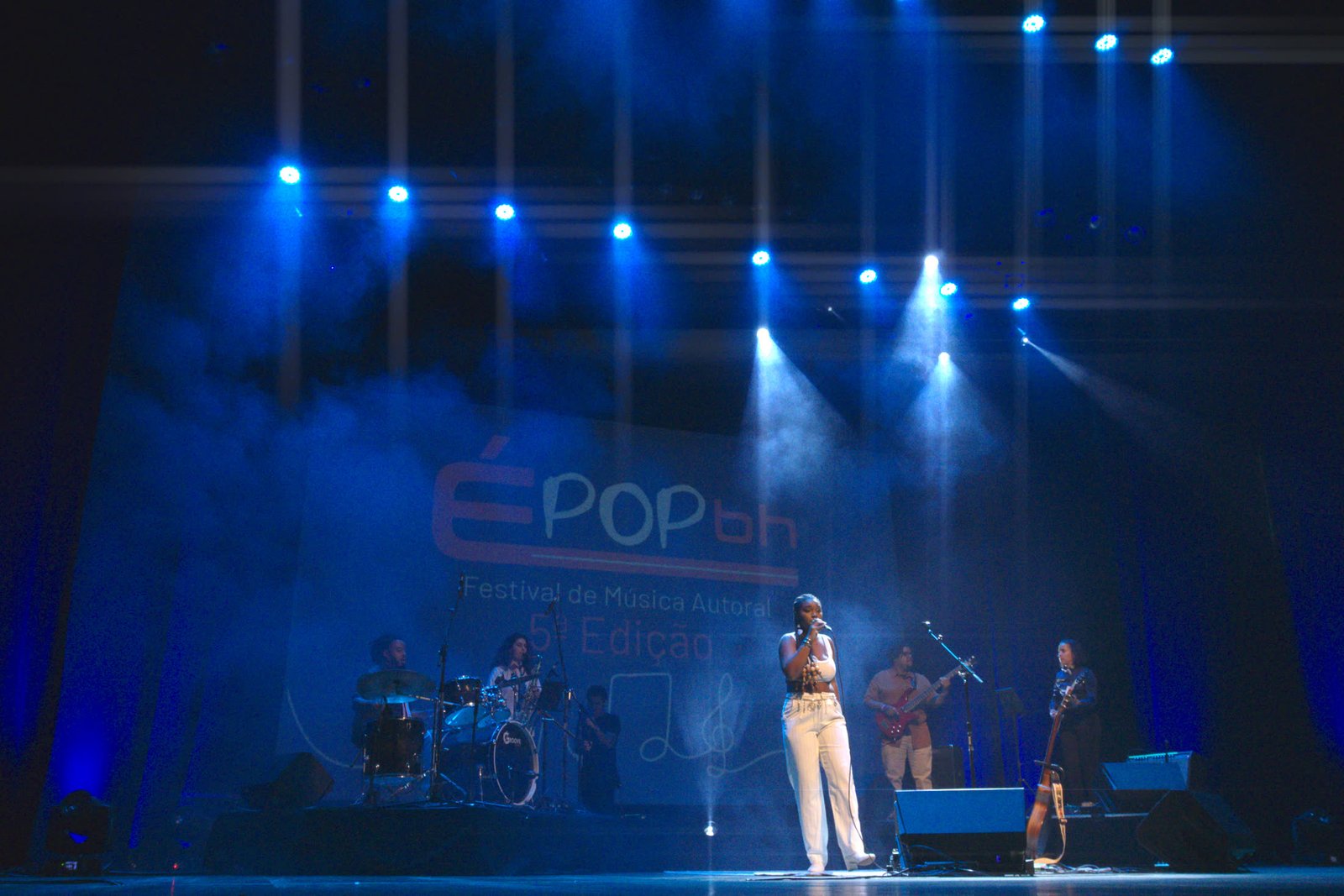 Show ao vivo no palco do É POP BH, Festival de Música Autoral