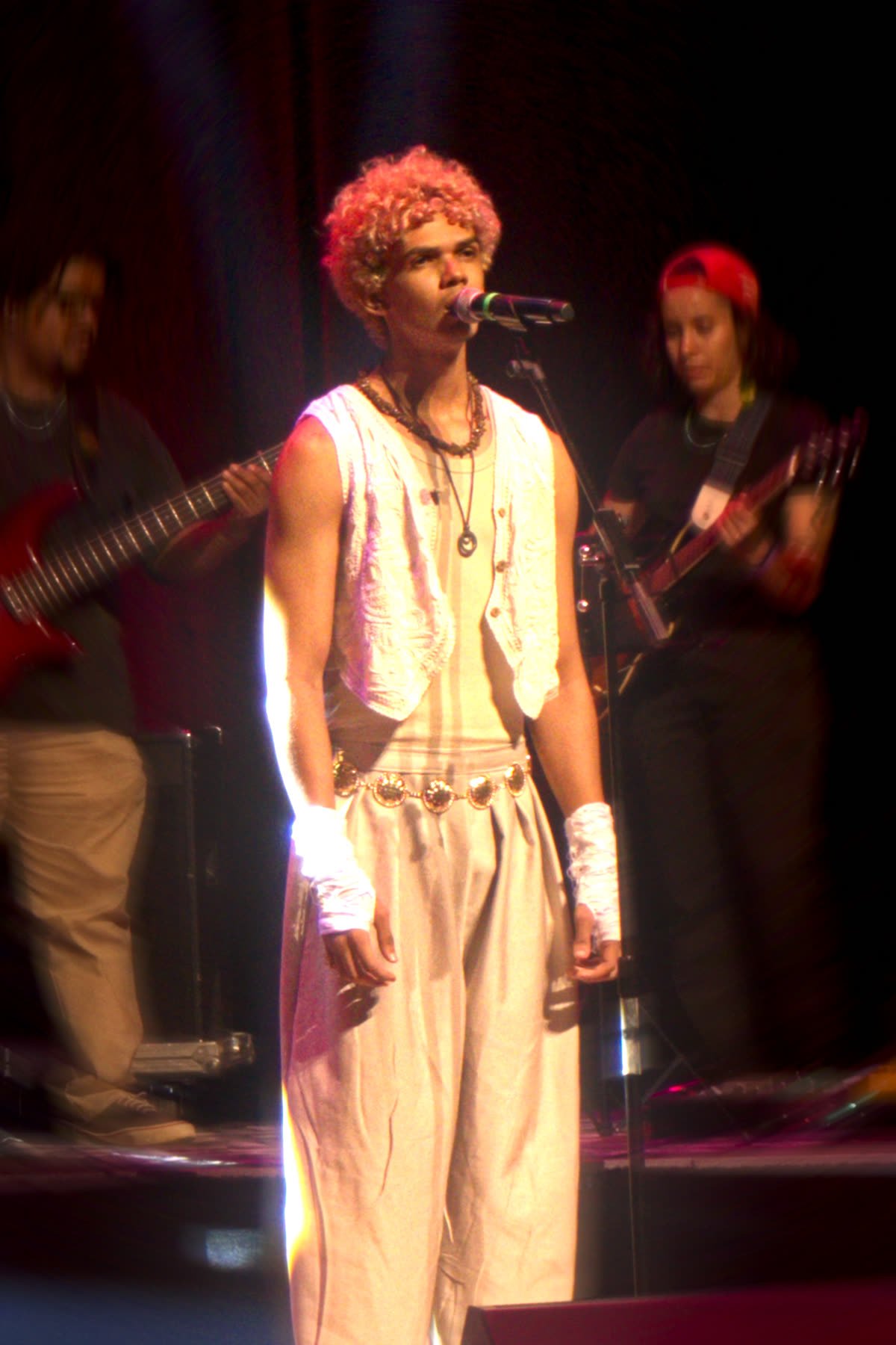 Performance vocal no palco do É POP BH