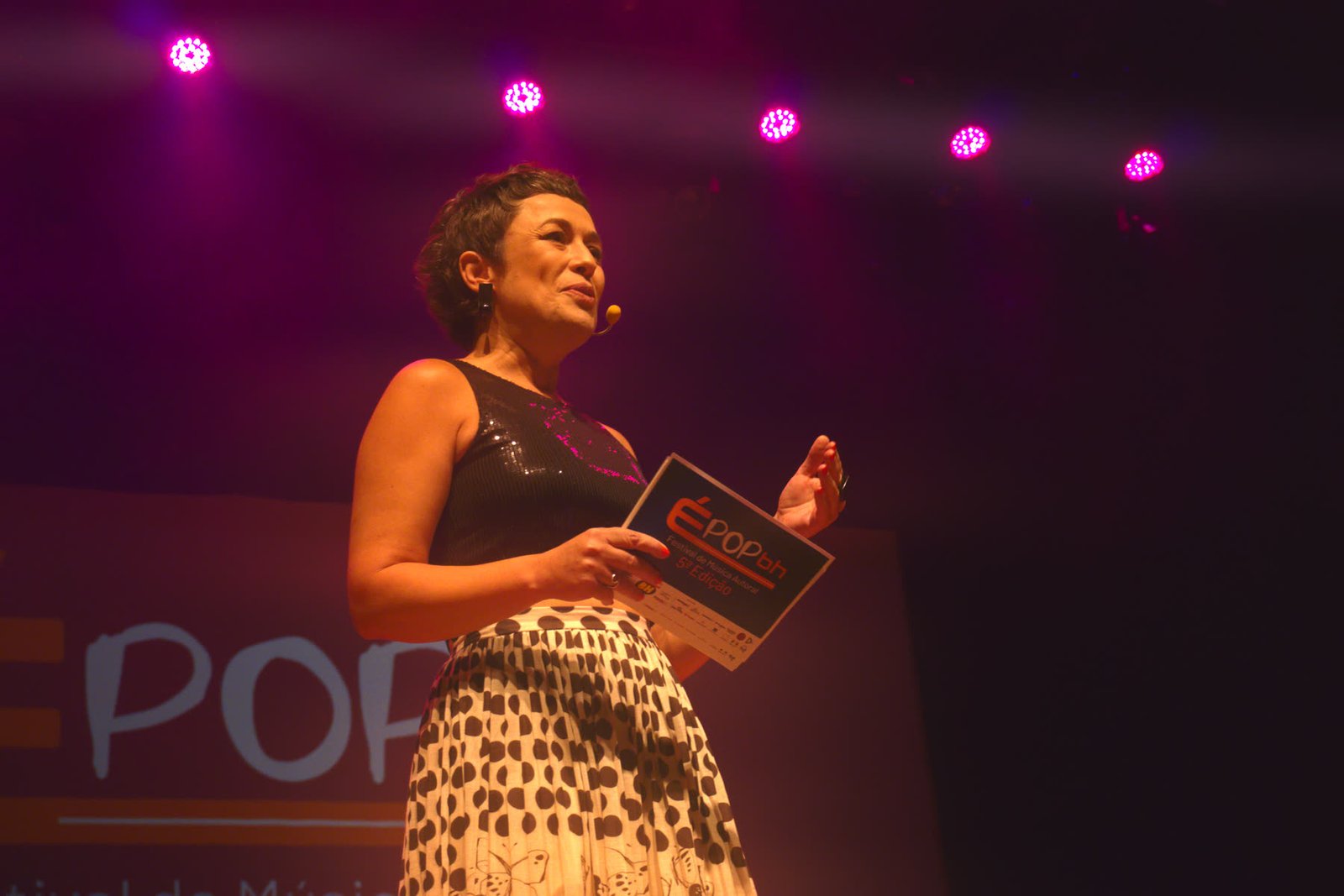 Apresentadora no palco do É POP BH