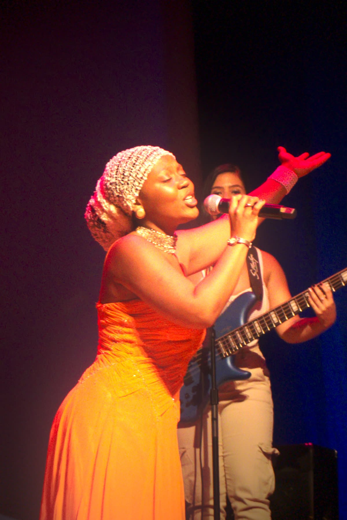 Cantora em performance no É POP BH