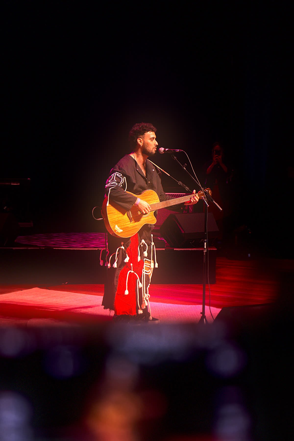 Artista com violão no palco do É POP BH