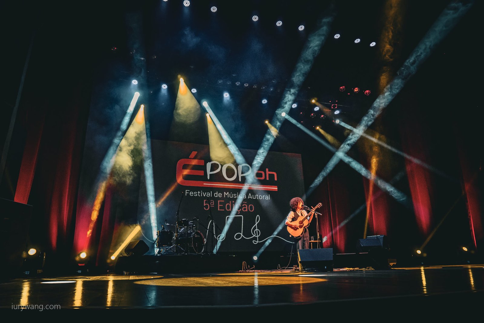 Palco do É POP BH com refletores e feixes de luz